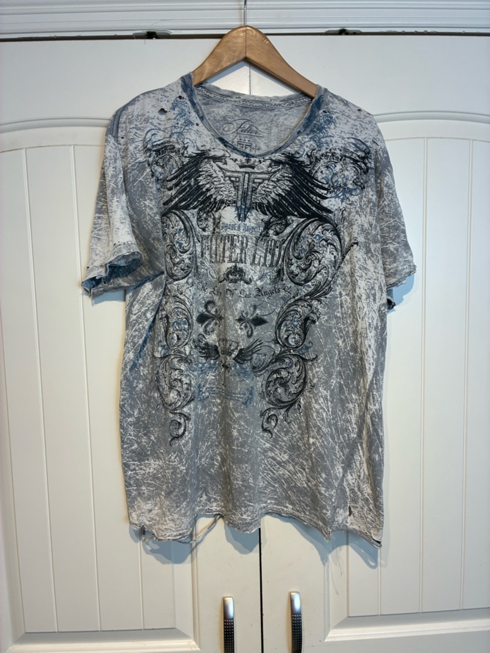 Vintage-Inspired Gray Graphic Men’s T-Shirt with Distressed Wings Print Size XL